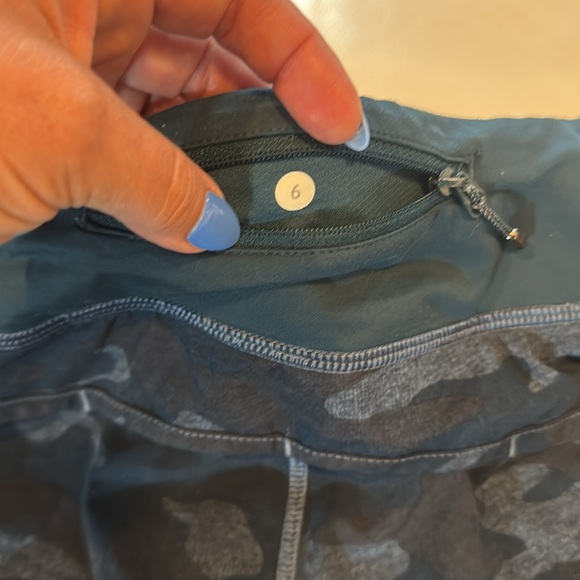 Lululemon Athletica Blue Camo OG Speed Shorts, Size 6 - Picture 6 of 6